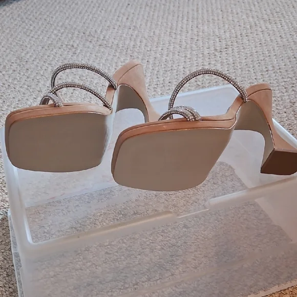 Never Worn! Steve Madden Tan Sculptural Heeled Sandals, Size 10 - Picture 5 of 6